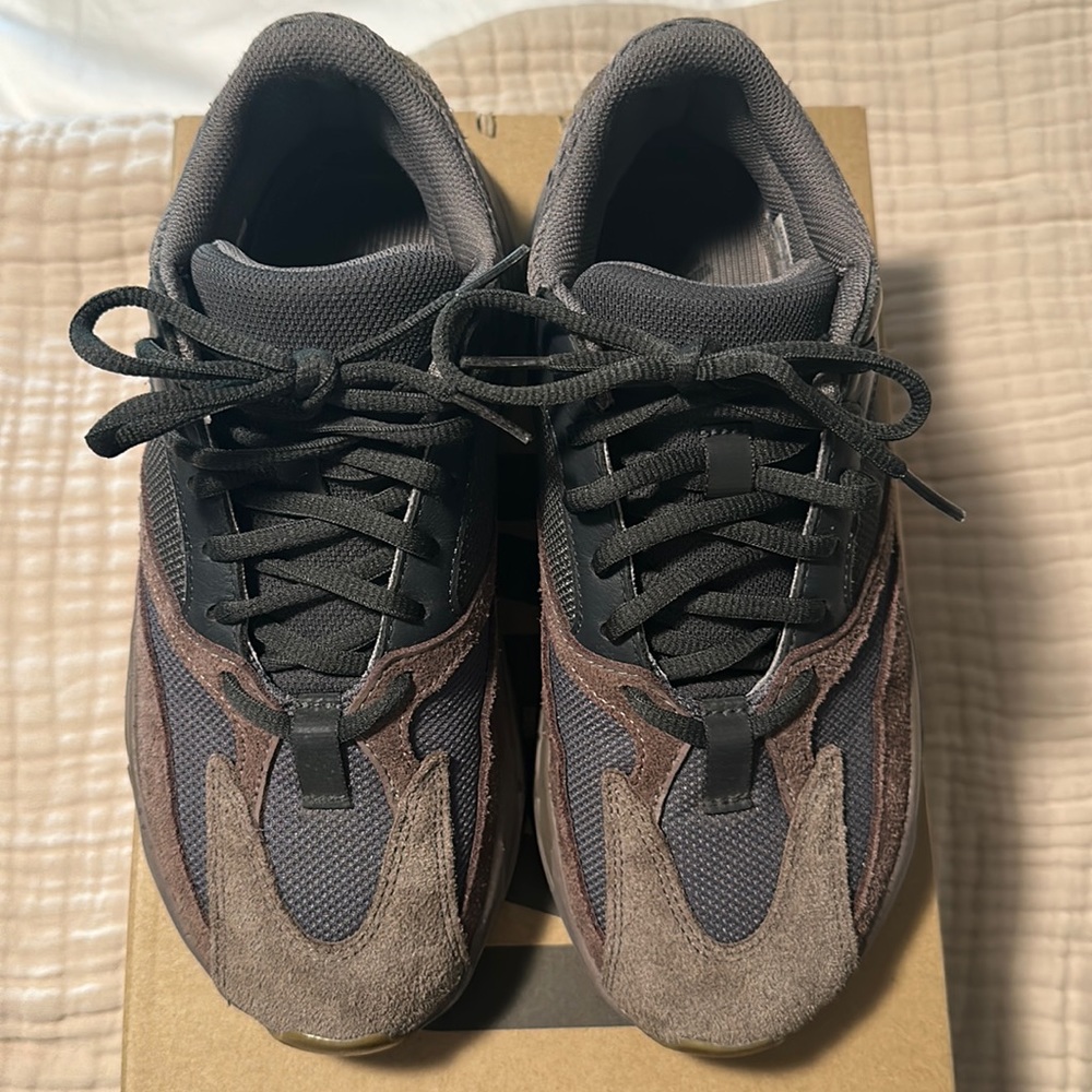 Yeezy 700 mens sneakers size: 7 1/2 color: mauve